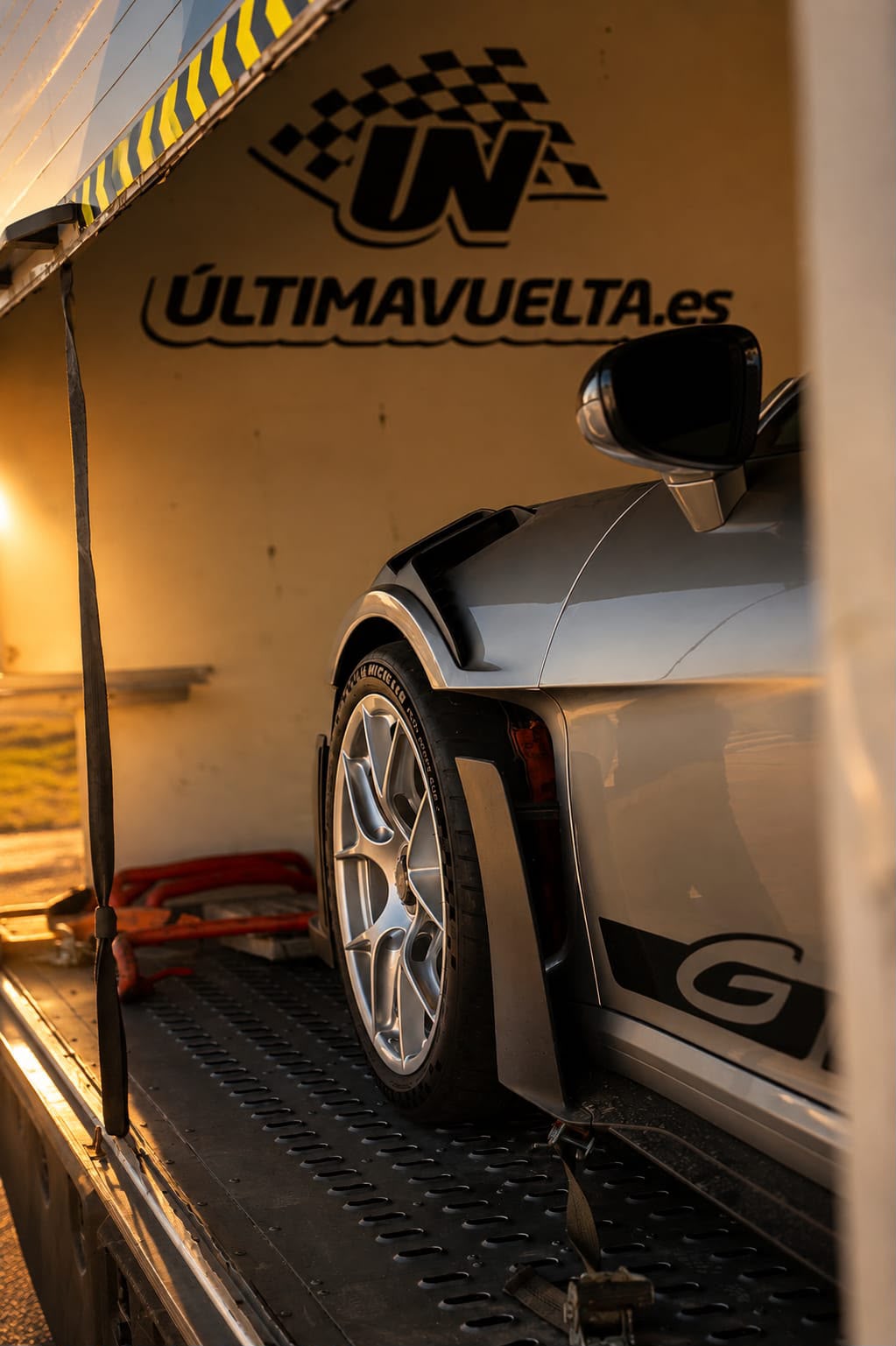 GT3 en remolque al atardecer