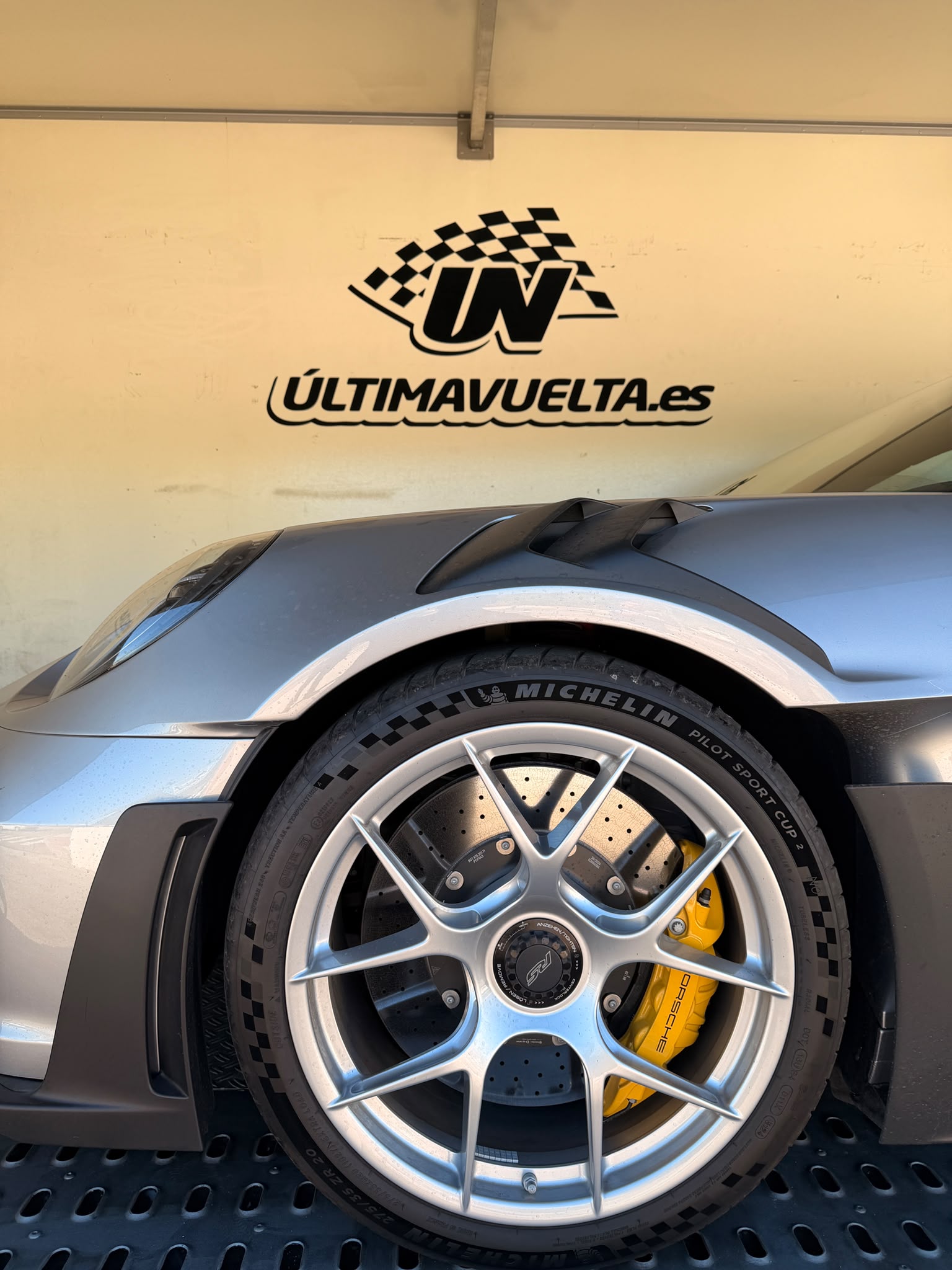 Logo Última Vuelta con Porsche GT3
