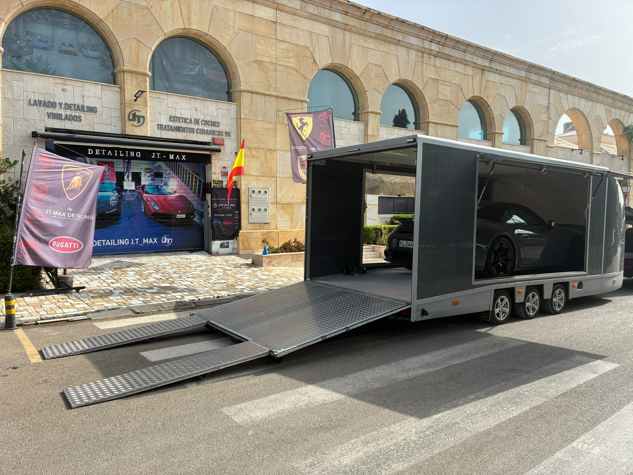 Remolque con rampas en detailing