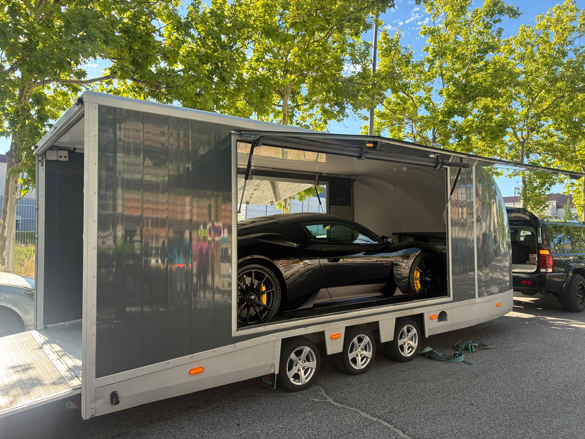Supercar negro en remolque